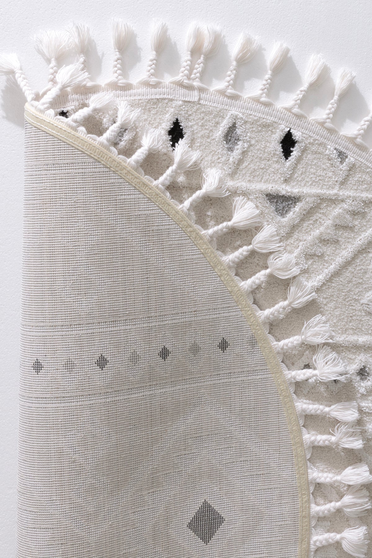 Aspen 153 Krem Siyah Yuvarlak Modern Yumuşak Minimalist Halı